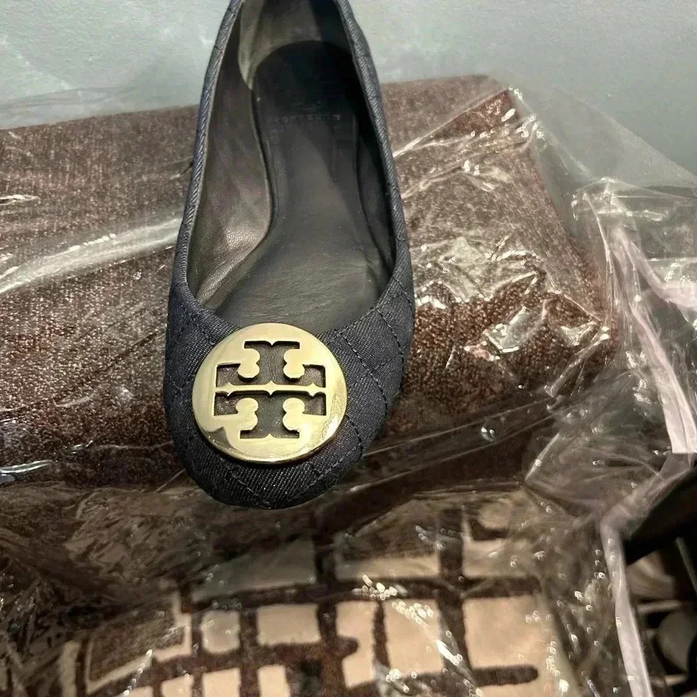 Tory Burch Flats in good preowned condition. Size 8